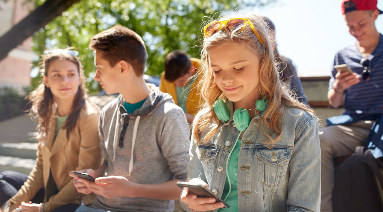Teenager mit Smartphone